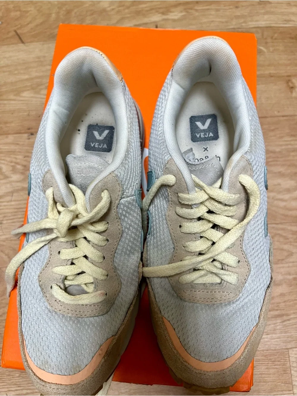 Veja WOMAN US 5 Light Gray & Beige Casual Sneakers with Peach Accents